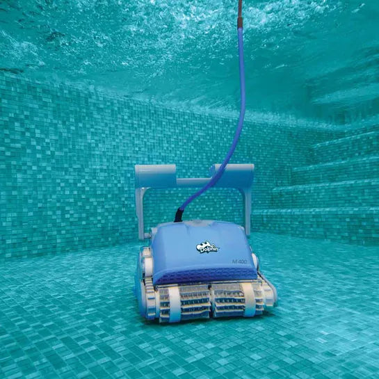 Dolphin M400 nettoyant le fond d’une piscine creusée