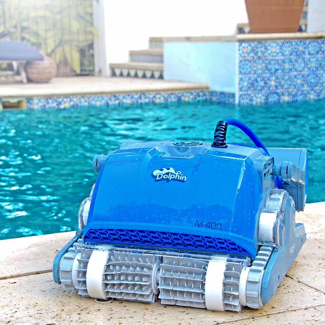 Dolphin M400 Maytronics, vue avant au bord de la piscine