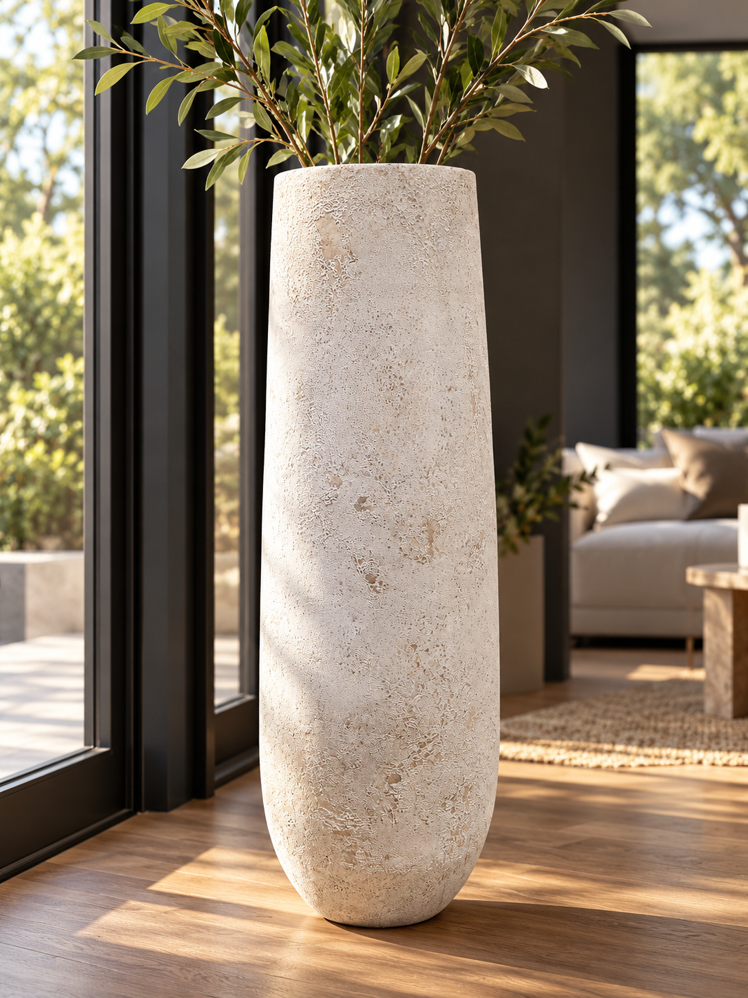 Vase Atoll Azura de 60 po dans un solarium avec un végétal de mise en scène