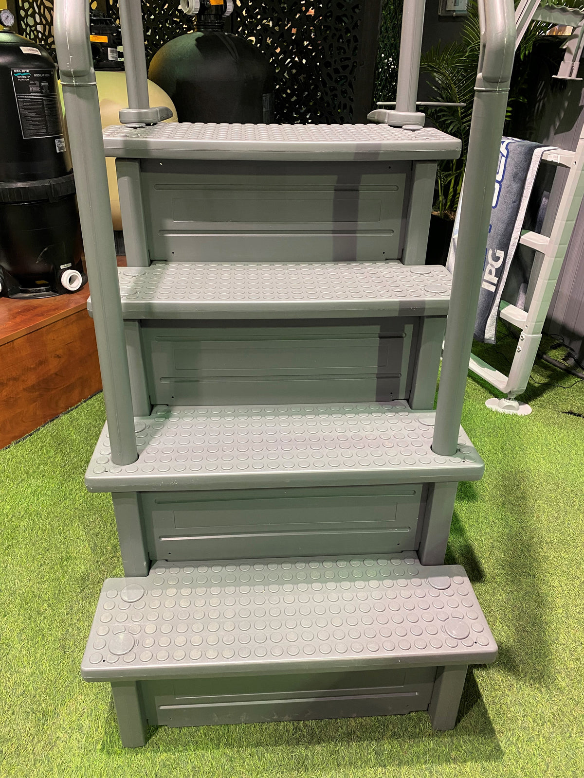 Gray SÔMA step for above-ground pool – Handrails and ballast included