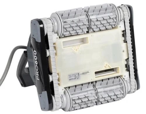 Dessous du robot BWT Advanced Pro 600 et brosses de nettoyage