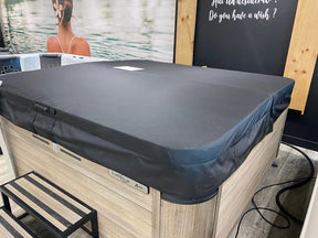 Couvercle HST Pro-Tex noir installé sur un spa Bullfrog