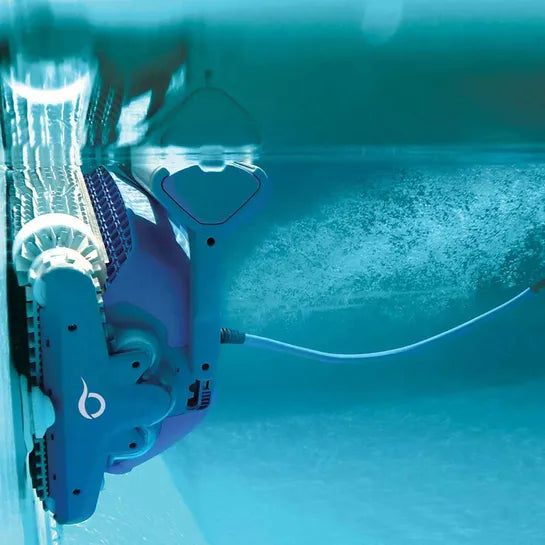 Dolphin M400 en action sur une paroi de piscine