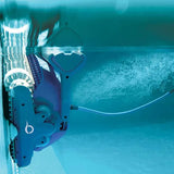 Dolphin M400 en action sur une paroi de piscine
