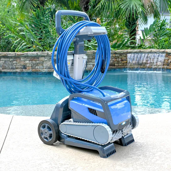Dolphin M600 sur son chariot de transport avec le câble rangé