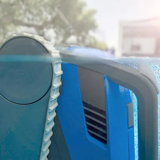 Gros plan du Dolphin M600 nettoyant une paroi de piscine
