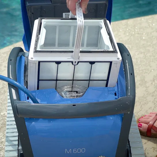 Retrait du panier filtrant du Dolphin M600 par le dessus