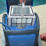 Retrait du panier filtrant du Dolphin M600 par le dessus