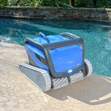 Robot Dolphin M600 bleu au bord d’une piscine