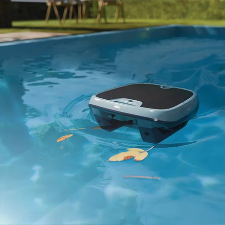 Dolphin Skimmi 300 ramassant les feuilles à la surface de la piscine