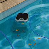 Dolphin Skimmi 300 à la surface de la piscine avec un robot de fond