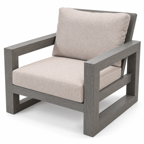 Fauteuil club Ratana Milano avec structure en aluminium gris Opal Grey et coussins clairs, sur fond blanc