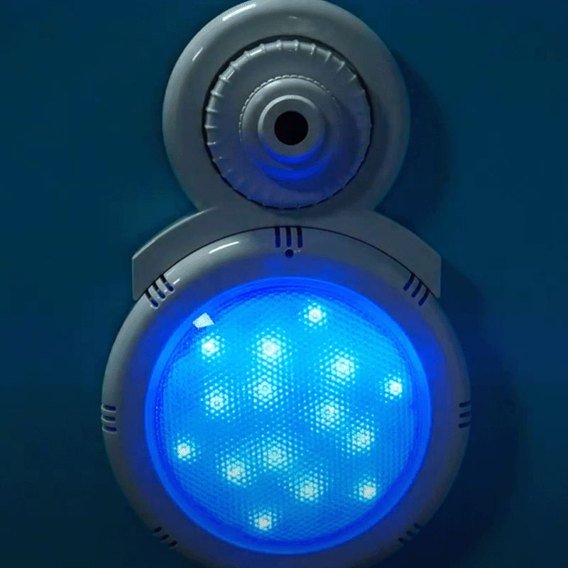 Lumière Olympic ACM-198C allumée en bleu sur un retour d’eau de piscine