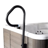 Main courante Cover Valet Spa Side Handrail installée à côté d’un spa