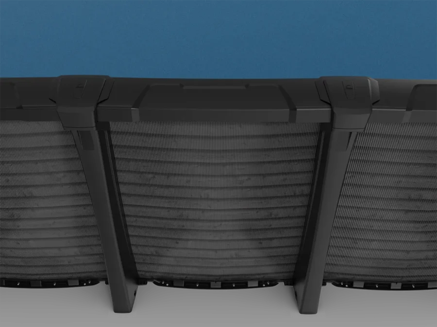 Détail de la margelle et des poteaux noirs d’une piscine hors terre Carvin