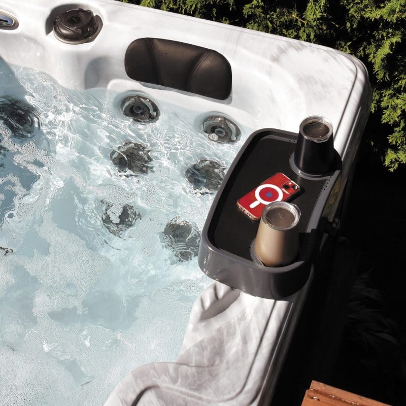 Plateau gris TRAY-GREY-CBX installé sur le rebord d’un spa; objets présentés non inclus