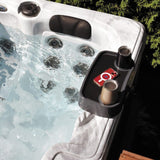 Plateau gris TRAY-GREY-CBX installé sur le rebord d’un spa; objets présentés non inclus