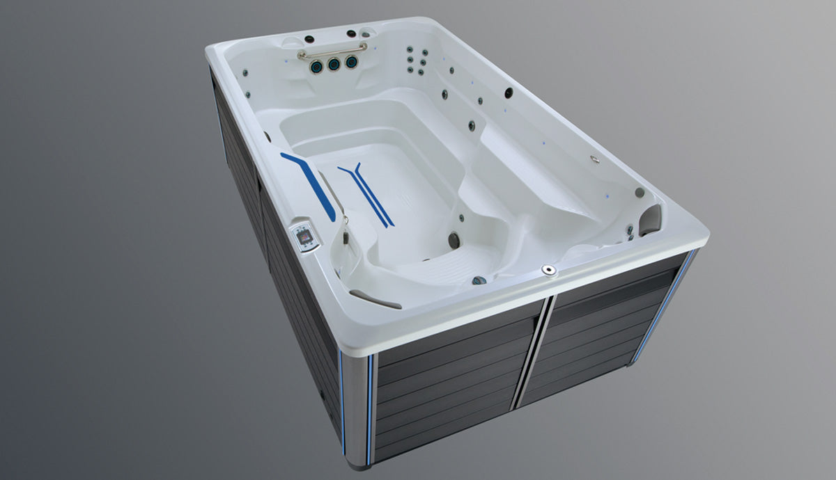 R220 · Endless Pools — vue de trois quarts