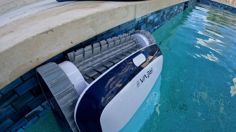 Robot REVA nettoyant la ligne d’eau de la piscine