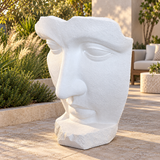 Sculpture de visage Atoll en béton blanc de 44 po de haut, vue rapprochée sur une terrasse