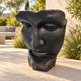 Sculpture de visage Atoll en béton noir de 44 po de haut, vue rapprochée sur une terrasse