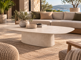 Mise en ambiance de la table basse Atoll Azura Light Sand sur une terrasse