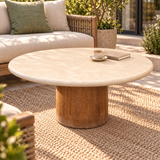 Table à café Atoll Havana avec plateau de 40 po en fibrociment et base en teck sur une terrasse
