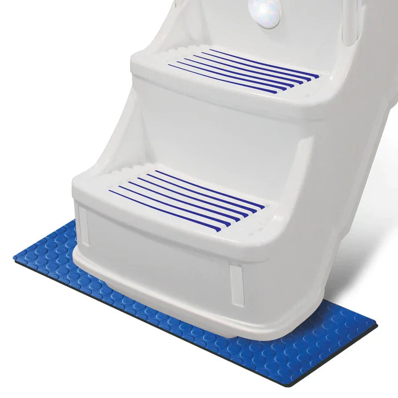 Tapis de protection bleu Olympic ACM-847 sous une marche de piscine; marche non incluse